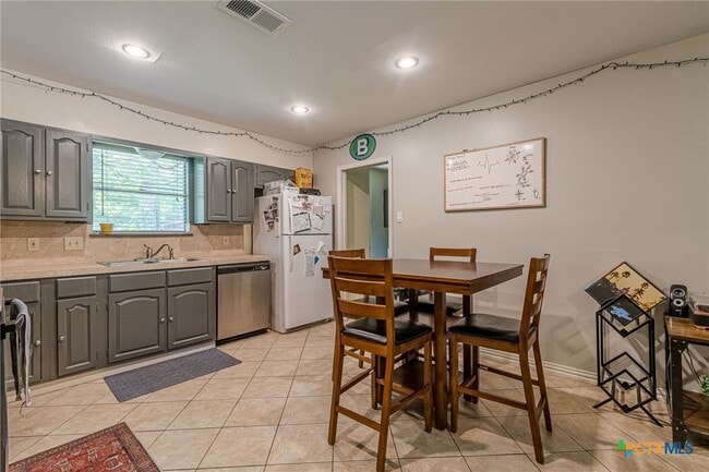 Building Photo - 133 Algarita Rd