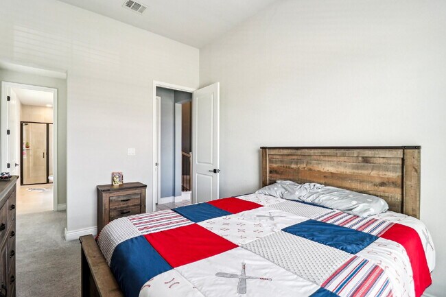 Building Photo - "Spacious 5-Bed Oasis with 4.5 Baths – You...