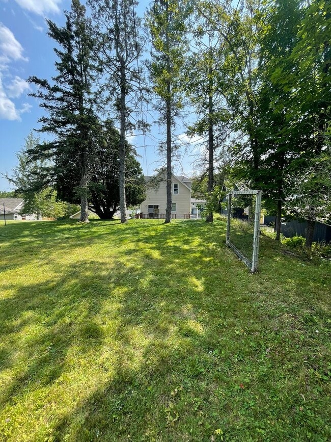 Building Photo - AVAILABLE JULY- 3 Bedroom, 1.5 Bath Home!