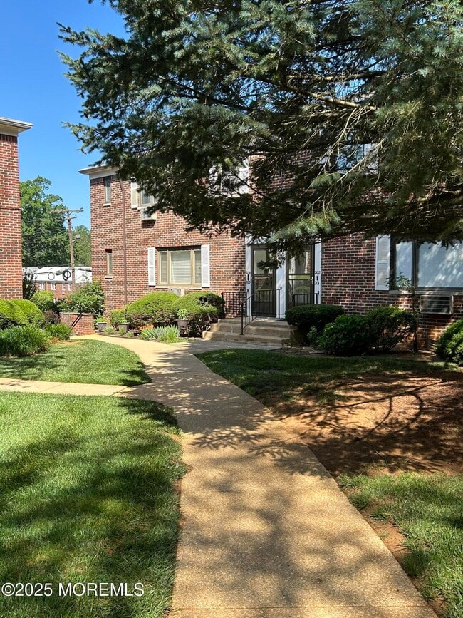 Primary Photo - 204 Manor E
