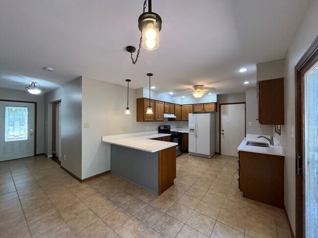 Building Photo - 852 Burr Oak Dr
