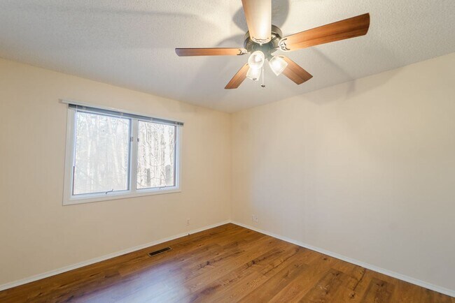 Building Photo - 2 bed, 2 bath new paint and refrigerator