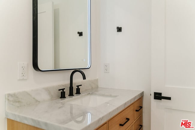 Building Photo - 6763 Lexington Ave