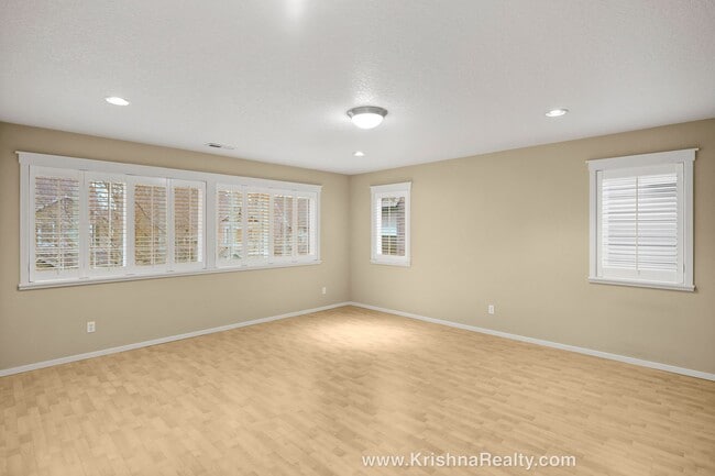 Building Photo - Beautiful 3 Bedroom | 3.5 Bathroom | Single Family Home | Large Bonus Room | Located In Quiet Ore...