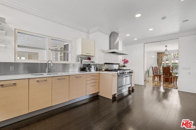 Building Photo - 910 N Crescent Dr