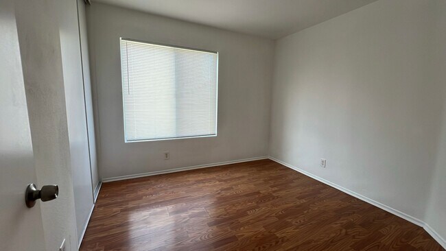 Building Photo - East Lancaster Home