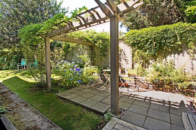 Building Photo - 306 NE 44th ST