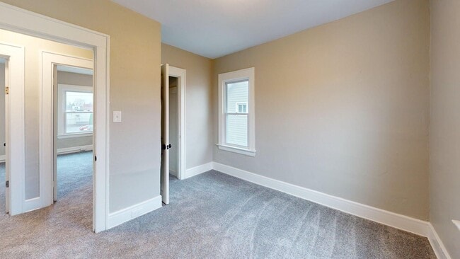 Building Photo - Edgewater Neighborhood - 3 bedroom - 2 Bat...