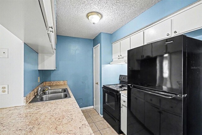 Building Photo - 550 Golden Raintree Pl