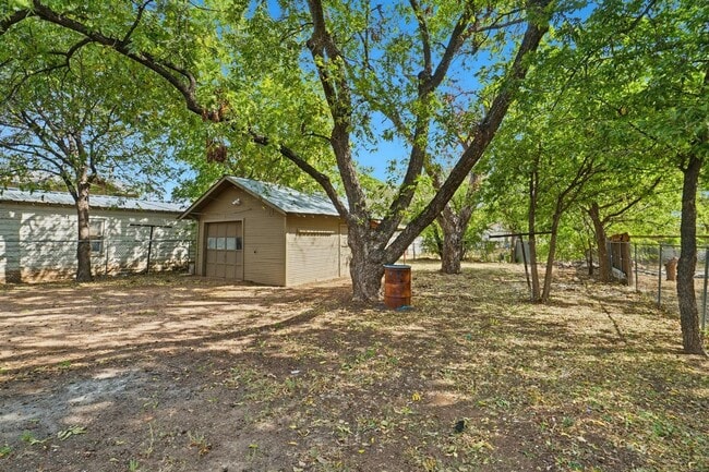 Building Photo - 1125 Pecan St