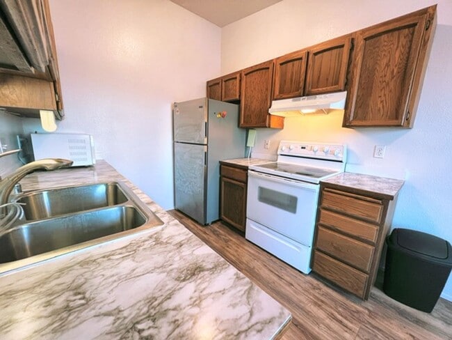 Building Photo - Spacious & Bright Top Floor Condo in East Anchorage, Close to Base + W/D In Unit!