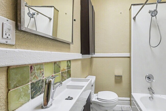 Building Photo - Charming Whittier Rowhome Near Larimer Street