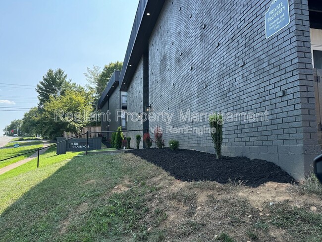 Building Photo - 209 Lakeshore Dr