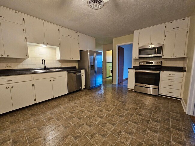 Building Photo - Move-In Special! 1/2 off 1st Month! (3) Bed/(2) Bath + (2) Living Areas Avail NOW! Mowing Included!