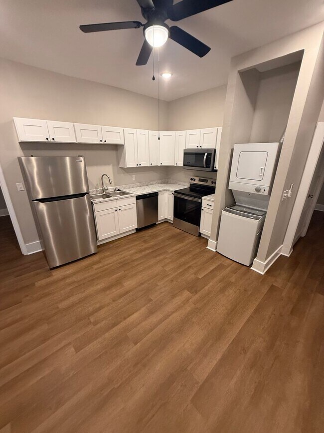 Building Photo - 622 7th St