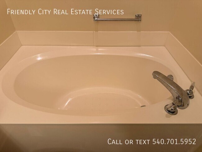 Building Photo - Beautiful Duplex at Spring Oaks