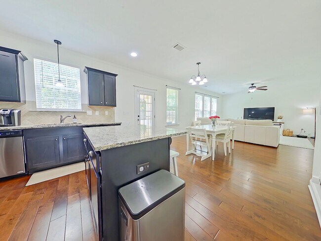 Building Photo - Beautiful 4 Bedroom home in Canterbury Farms!