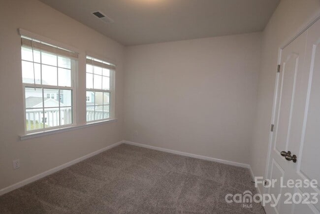 Building Photo - 6130 Cloverdale Dr