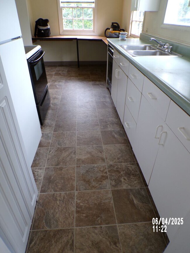 Building Photo - 4 bed 2 bath home for rent