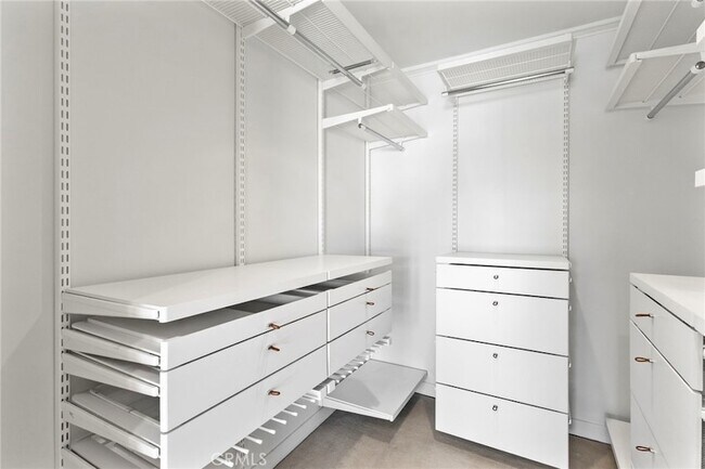 Building Photo - 159 W Green St