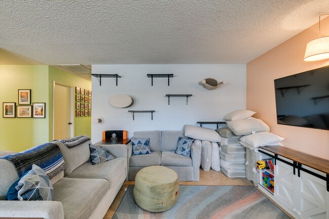 Building Photo - Cute and Cozy 2-bedroom 2-bathroom Townhom...