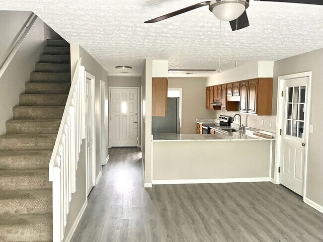 Building Photo - Beautiful 3 Bedroom, 2.5 Bathroom Condo