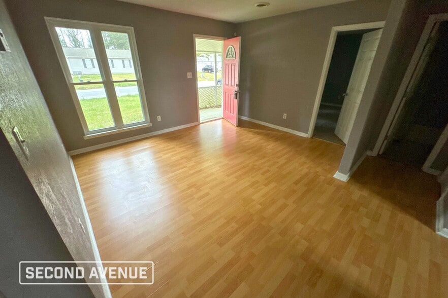 Building Photo - 1005 Jennifer Dr