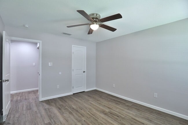 Building Photo - 3 bed, 2 bath, updated with all appliances provided!