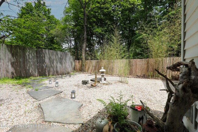 Building Photo - 10 Fitzsimmons Ln