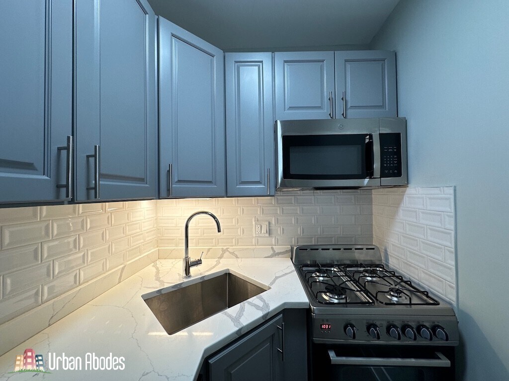 Building Photo - 515 W Belmont Ave