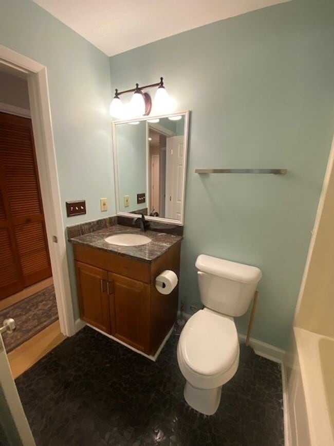 Building Photo - Welcome to this stunning 2-bedroom, 2-bath...