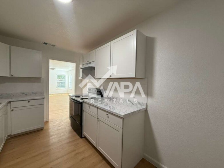 Building Photo - 115 Maurine Dr