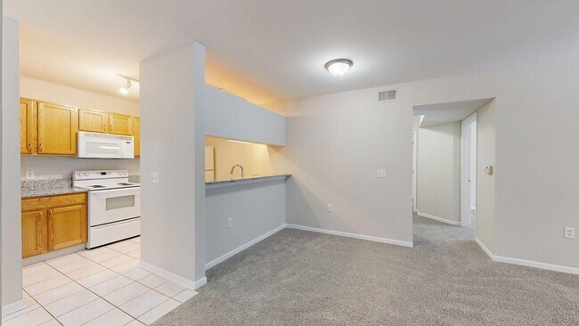 Building Photo - 2740 S Knightsbridge Cir