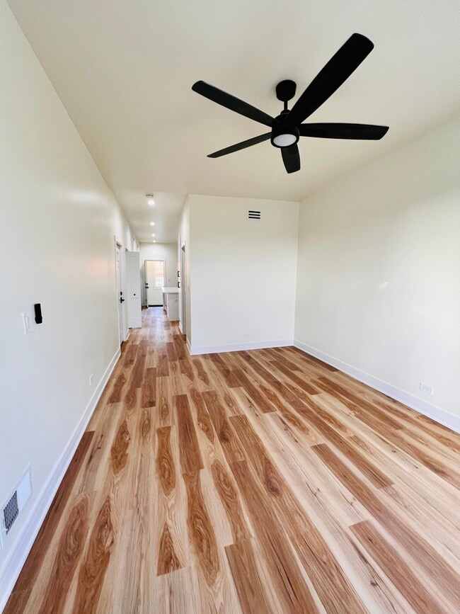 Building Photo - 1906 W 34th Pl