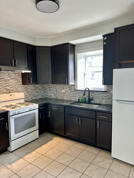 Kitchen - 2501 Grove St