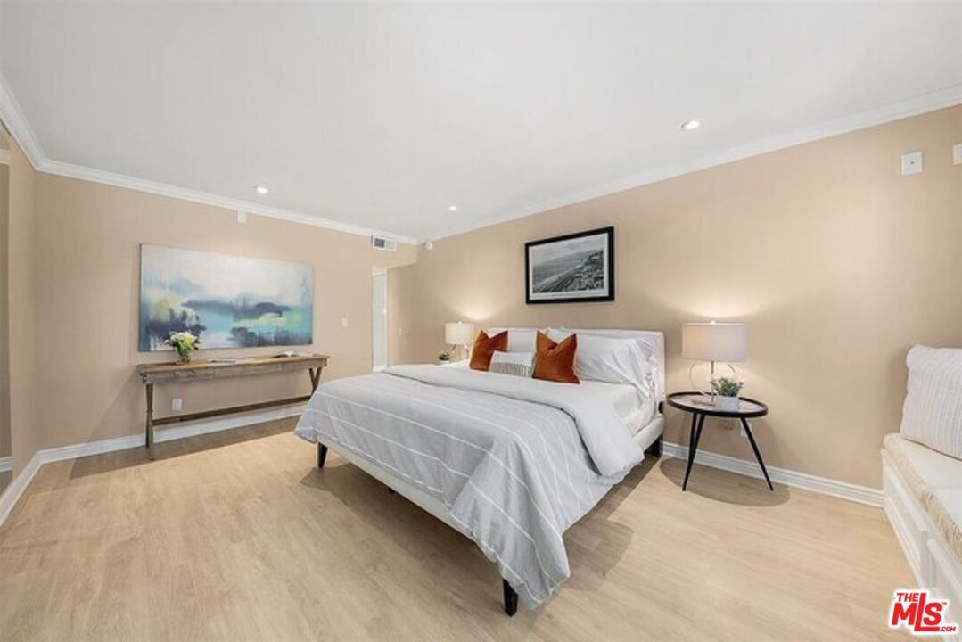 Building Photo - 2345 Roscomare Rd