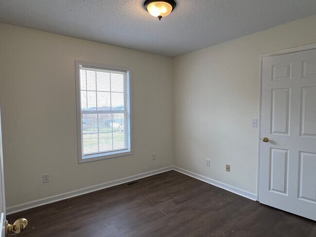 Building Photo - 3 bedroom / 2 bath + den located in Jonesborough