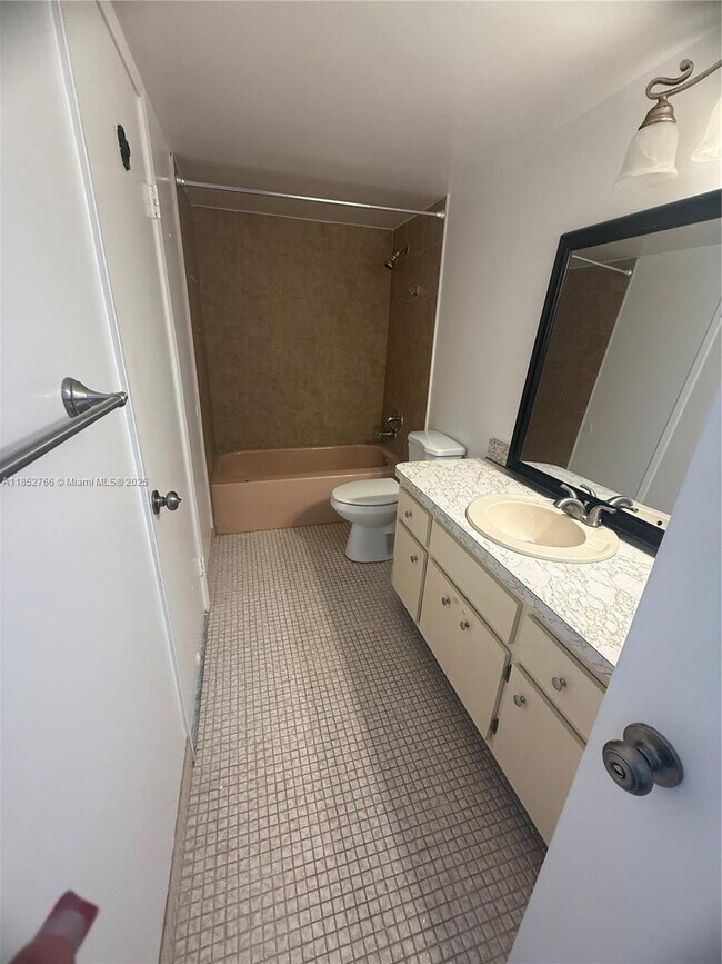 Building Photo - 1351 NE Miami Gardens Dr