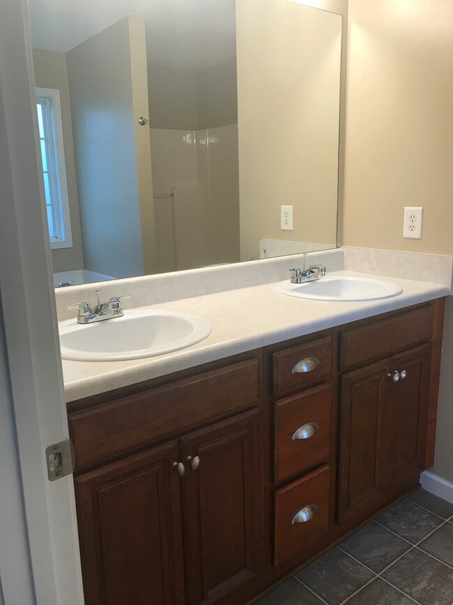 Building Photo - 125 Gage Dr