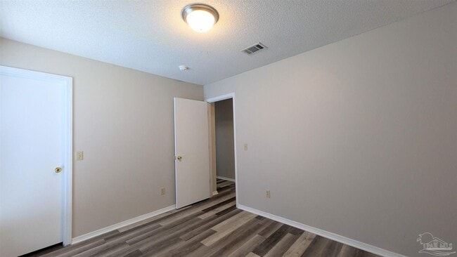 Building Photo - 424 Pine Crescent Way