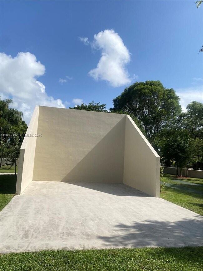 Building Photo - 514 Gardens Dr