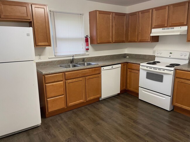 Building Photo - Adorable 2BR Home with Rocking Chair Front...