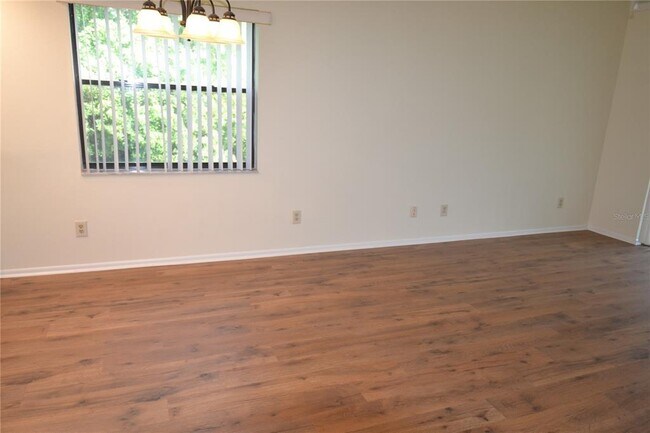 Building Photo - 226 Woodlake Wynde