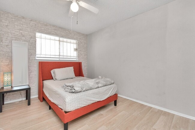 Building Photo - 5837 W Sunforest Dr