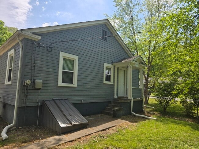 Building Photo - 3605 Navajo Dr