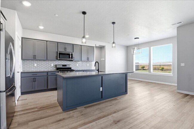 Building Photo - 5 Bedroom, 2.5 Bathroom home located in Southeast Boise