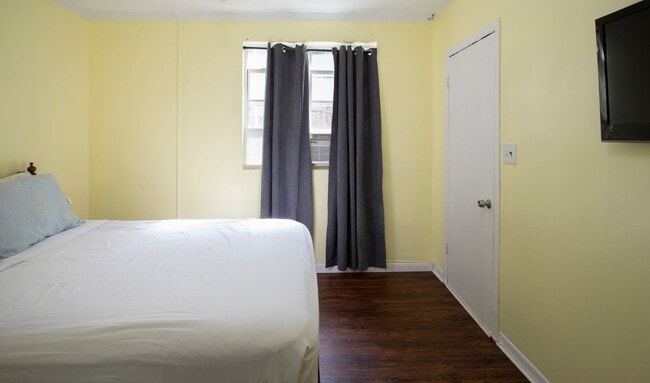 Building Photo - Private 1 bedroom with Bathroom and a Shar...