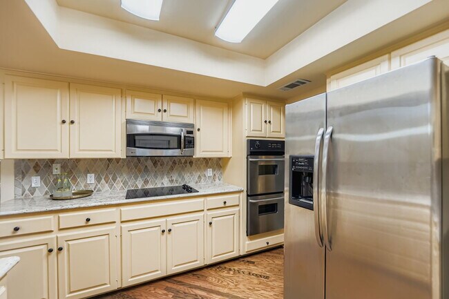 Building Photo - Spacious 3-Bed Townhome in Northwest Hills – Over 3,200 Sq Ft with Courtyard & 2-Car Garage