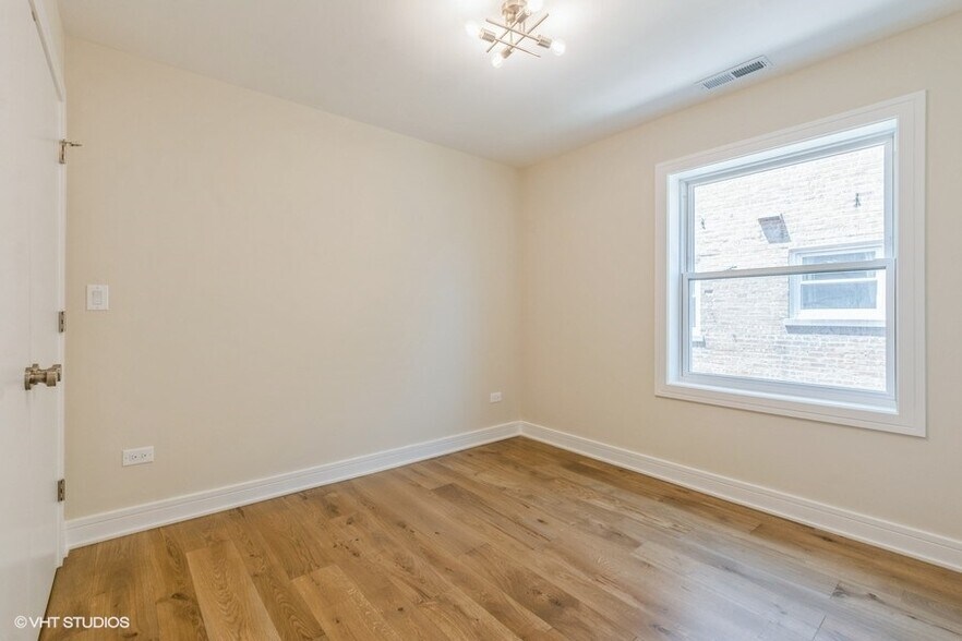 Building Photo - 7026 W Diversey Ave