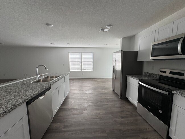 Building Photo - 3 bedroom Newer home